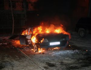 В Асбесте после столкновения с иномаркой загорелся автомобиль, водитель сбежал