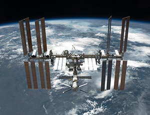 Космический мусор пролетел мимо МКС / Прятавшимся космонавтам разрешили вернуться на станцию