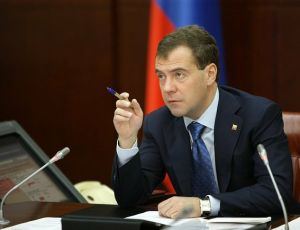 Правительство РФ утвердило план по сокращению пенсий / Медведев оправдал «обрезание» «текущей ситуацией»