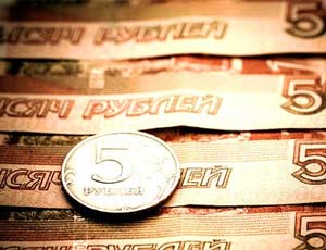 Курс евро на торгах вырос до 64 рублей впервые с марта