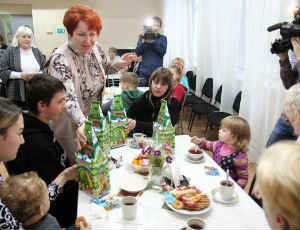 Член ФС РФ от Зауралья Елена Перминова вручила новогодние подарки беженцам с Украины