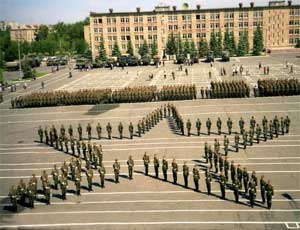 В Челябинске на базе автомобильного училища будут готовить офицеров-танкистов / Первые 600 курсантов уже приступили к занятиям