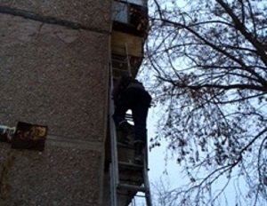 88-летняя тагильчанка пыталась выйти с третьего этажа через балкон (ФОТО)