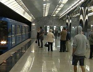 Человек бросился под поезд на станции метро 