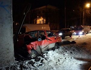Иномарка протаранила опору моста на Восточной, водитель погиб (ФОТО)