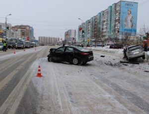 В центре Сургута лоб в лоб столкнулись Lexus и Kia / В результате ДТП пострадали четыре человека