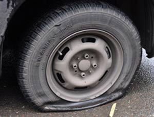 Плата за парковку: В челябинском поселке Чурилово порезали колеса у 30 легковушек
