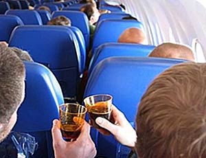 Пьяные супруги-москвичи устроили дебош и драку в самолете по пути в Гоа