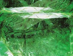 Игра света или метеорит? Лед в южноуральском озере  окрасился в зеленый цвет