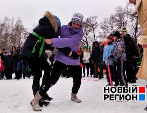 Масленичные забавы в Екатеринбурге: женские бои без правил и катание на верблюде