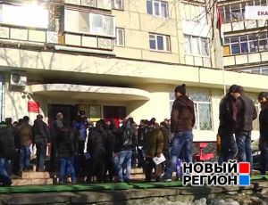 В Екатеринбурге мигранты осадили таджикское консульство (ВИДЕО) / Собралось несколько десятков человек