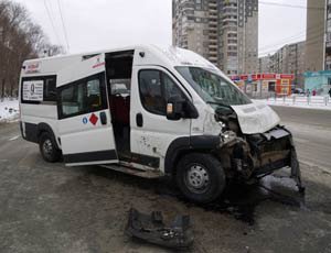 В Челябинске маршрутка врезалась в легковушку, есть пострадавшие