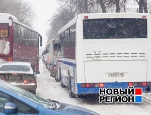 Из-за гололеда на дорогах Екатеринбурга образовались огромные пробки (ФОТО)