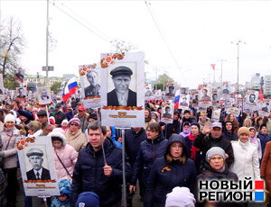 «Бессмертный полк» в Екатеринбурге собрал более 15 тысяч человек (ФОТО, ВИДЕО) / Люди грелись, как могли – пели песни, кричали «ура» и прижимались друг к другу