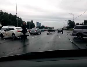Кутузовский проспект в Москве парализован из-за крупной аварии