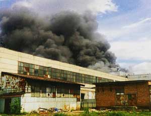 На территории бывшего завода ЗИЛ в Москве полыхает склад резины (ВИДЕО) / Из горящего здания эвакуировано 50 человек