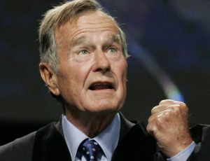 Джордж Буш-старший сломал шею / Экс-президент получил травму у себя дома