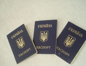 Украинцы предложили Порошенко убрать из паспортов страницу на русском