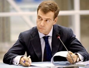 Медведев: РФ введет право на арест иностранных активов / Глава кабмина считает, что Россия должна давать симметричный ответ Западу