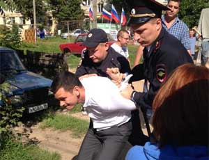 Полиция задержала Яшина на встрече с избирателями в Костроме