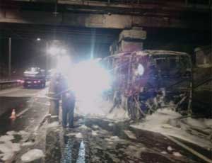 Под Самарой рейсовый автобус врезался в мост и загорелся: 9 раненых