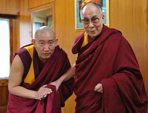 ФСБ внезапно выслала из России тибетского ламу Ринпоче / Причины депортации не раскрывают ни глава Тувы, ни последователи ламы, но просят защиты… в Минобороны