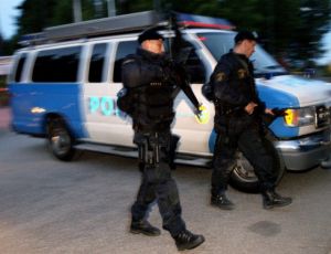 В Швеции мужчина с мечом и в маске устроил резню в школе / Пострадали пять человек, один из них позже скончался