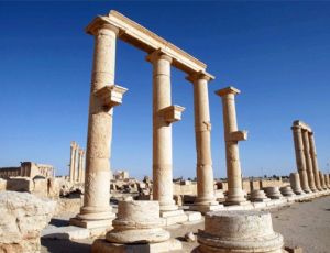 Боевики ИГ подорвали во время казни людей античные колонны в Пальмире / Террористы продолжают уничтожать памятники Всемирного наследия ЮНЕСКО