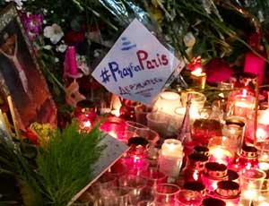 Москва почтила память погибших парижан / Многие жители столицы уверены, что теракты могут затронуть и Россию