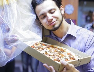 В Томске молодой человек взял «в жены» пиццу
