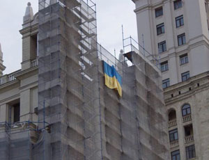 В Москве на высотке вновь появился украинский флаг / Полиция задержала трех человек