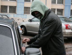 Угонщик из Барнаула угнал «шестерку», чтобы приехать на допрос / Явиться к следователю ему помешали полицейские