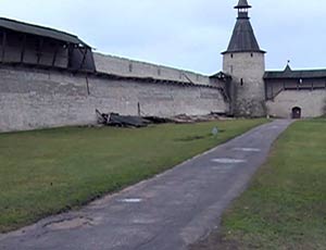 Ветер сдул часть стены Псковского Кремля