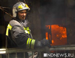 В крупном пожаре на турбазе под Первоуральском пострадал мужчина (ФОТО) / Из огня спаслись 43 человека
