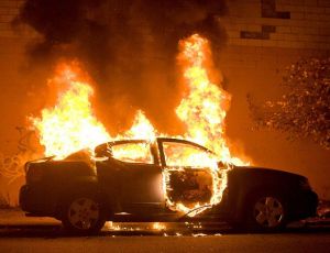 Во Франции хулиганы в новогоднюю ночь сожгли более 800 автомобилей / Полиции удалось задержать 622 злоумышленника
