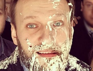 На Навального совершено нападение с тортом
