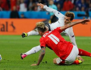 Франция и Швейцария сыграли вничью, оставив после себя лопнувший мяч / В другом матче группы албанцы переиграли румын