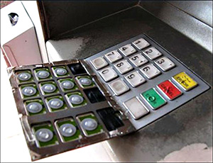 Мошенников выдавили из Сети обратно к банкоматам / Усиление защиты интернет-банкинга увеличило количество краж денег с карт в офлайне