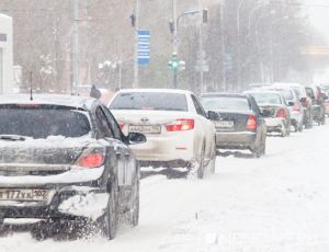 Бревно в глазу? Куйвашева ругают за нечищеные трассы и погрязшие в снежной каше города (ФОТО)