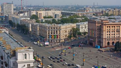 В центре Челябинска иномарка влетела на остановку