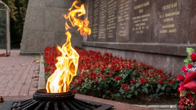 В Севастополе в Вечном огне сожгли памятные венки