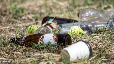 На месте, где отдыхали отравившиеся подростки, нашли бутылки из-под водки, коньяка и пива
