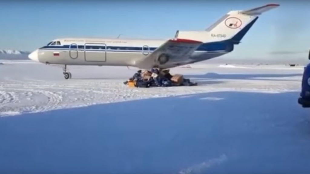 На Камчатке самолет раскидал по летному полю посылки Почты России