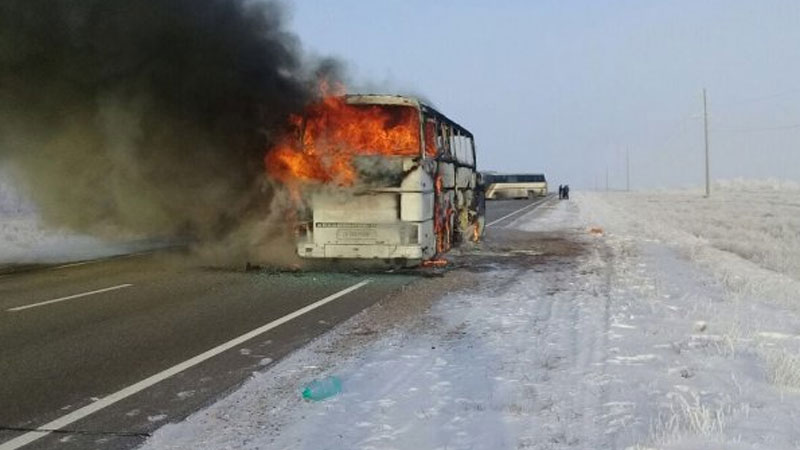 Сгоревший в Казахстане автобус вез жителей Узбекистана в Россию. Названы имена выживших (СПИСОК)