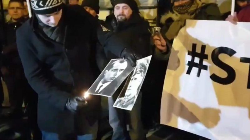 В Варшаве напротив украинского посольства сожгли портреты Бандеры и Шухевича