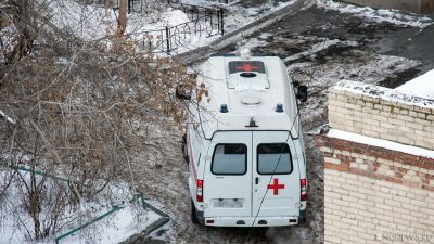 В Челябинске машина скорой помощи с пациенткой застряла в снегу – чиновники винят погоду