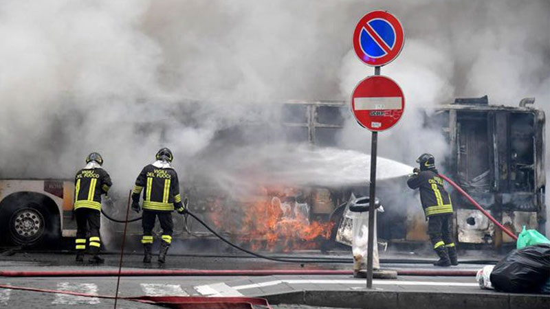 В центре Рима зажегся и взорвался пассажирский автобус