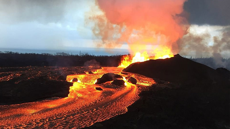 Извергающийся на Гавайях вулкан лишил жителей домов, но подарил драгоценные камни