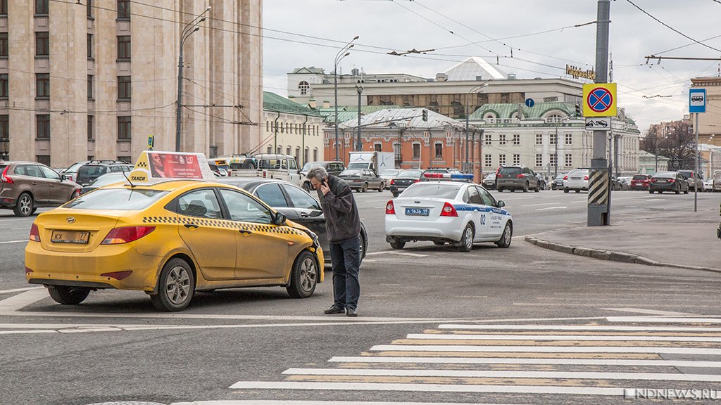 В Челябинске такси после столкновения врезалось в дерево. Есть пострадавшие
