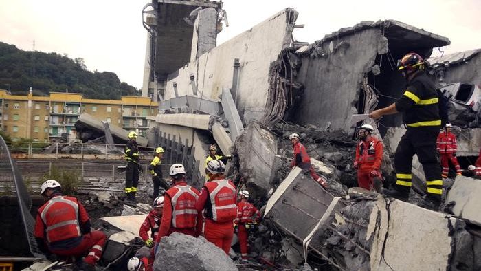 Обрушение моста в Генуе: погибших уже 41, под завалами нашли машину с погибшей семьей
